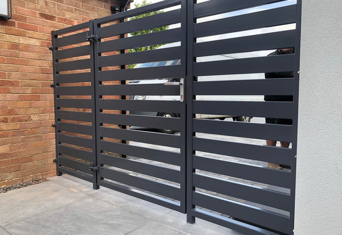 Powder-coated metal gate